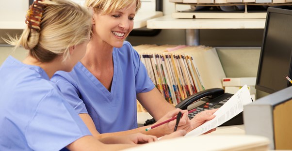 Two nurse practitioner students discussing the top nurse practitioner programs in the country.
