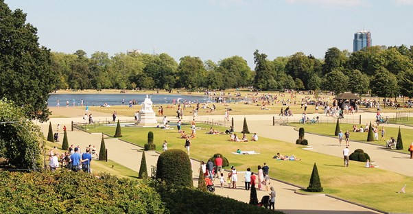 kensington park in england is full of visitors