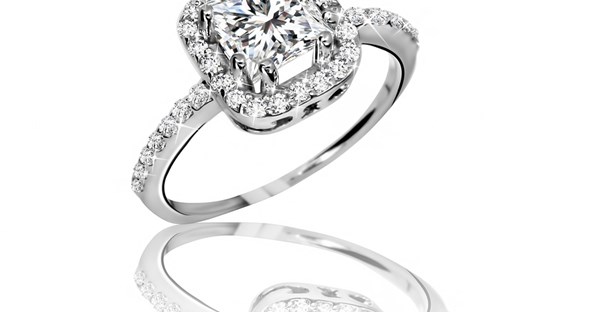 An engagement ring bought by someone who studied the basics first.
