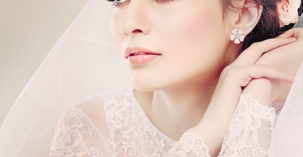A bride shows off her timeless makeup in photos