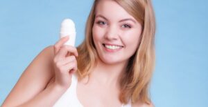 a woman who has an allergic reaction to antiperspirants