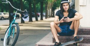 Man wearing several unflattering fashion trends