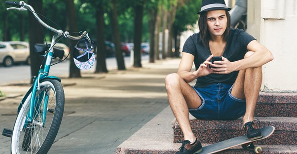 Man wearing several unflattering fashion trends