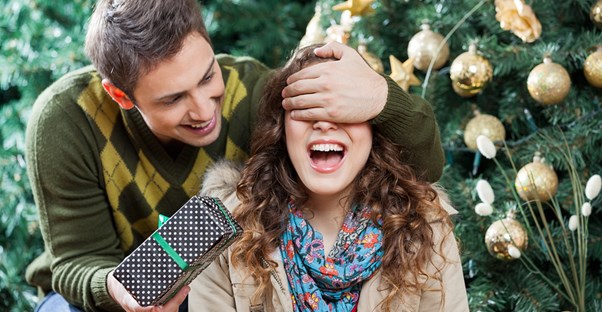 Man surprises his girlfriend with a Vukee photo book for Christmas