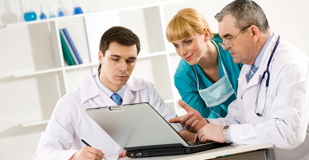Doctors work together to solve a problem