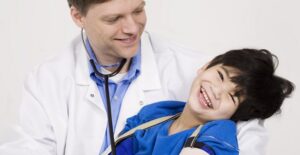 a boy experiencing cerebral palsy signs and symptoms
