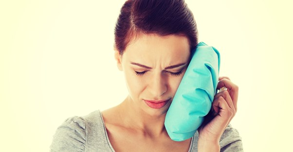 a woman experiencing cavity signs and symptoms