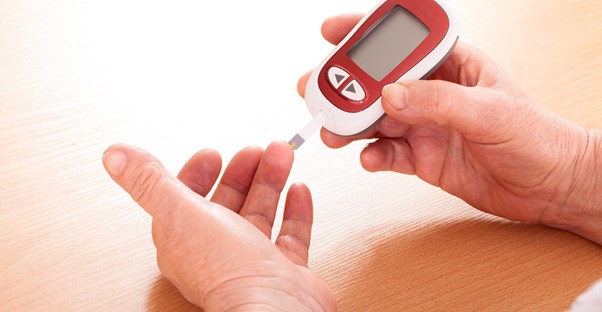 a man using a type of 1 diabetes treatment
