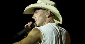 Kenny Chesney singing