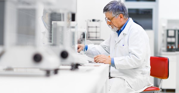 a lab tech examines samples for lung cancer