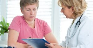 a doctor explains to her patient fibromyalgia symptoms and signs