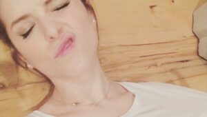 Anna Kendrick takes a nap