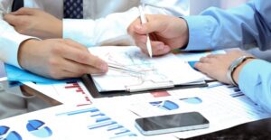 Economics and finance majors work together