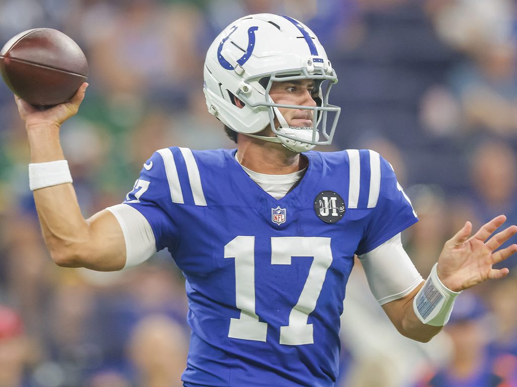 Daniel Jones throws the ball during a preseason Colts game.