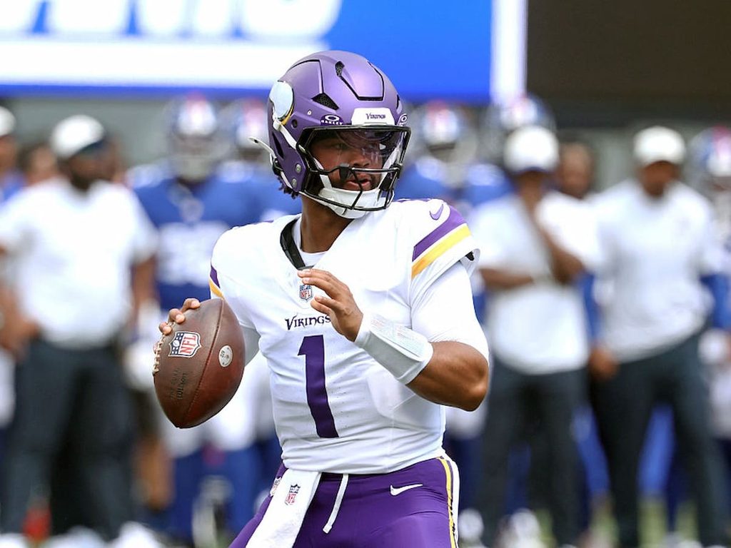Kyler Murray preps to throw the ball during a preseason Vikings game.