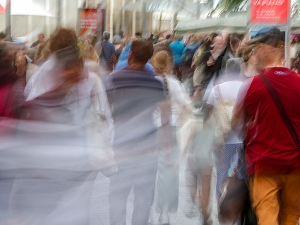A blurry view of numerous passers-by walking through the Leipzig's city center to illustrate dizziness.